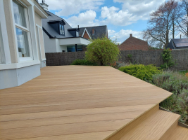 Terras met houten trap - uitgevoerd in afrormosia 